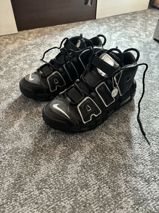 Vând nike uptempo’96 black metalic achizitionati din Buzz