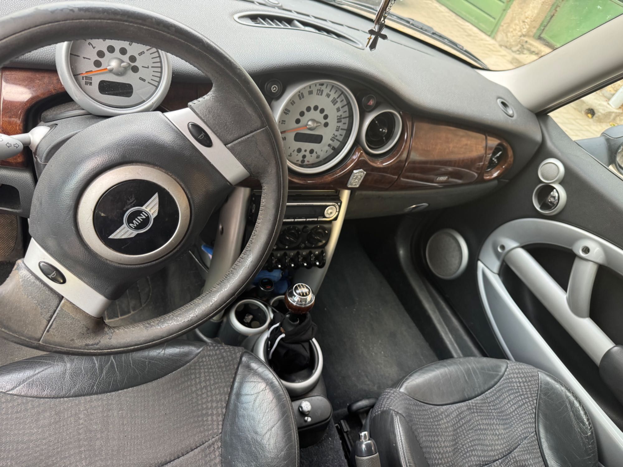 Автомобил Mini One