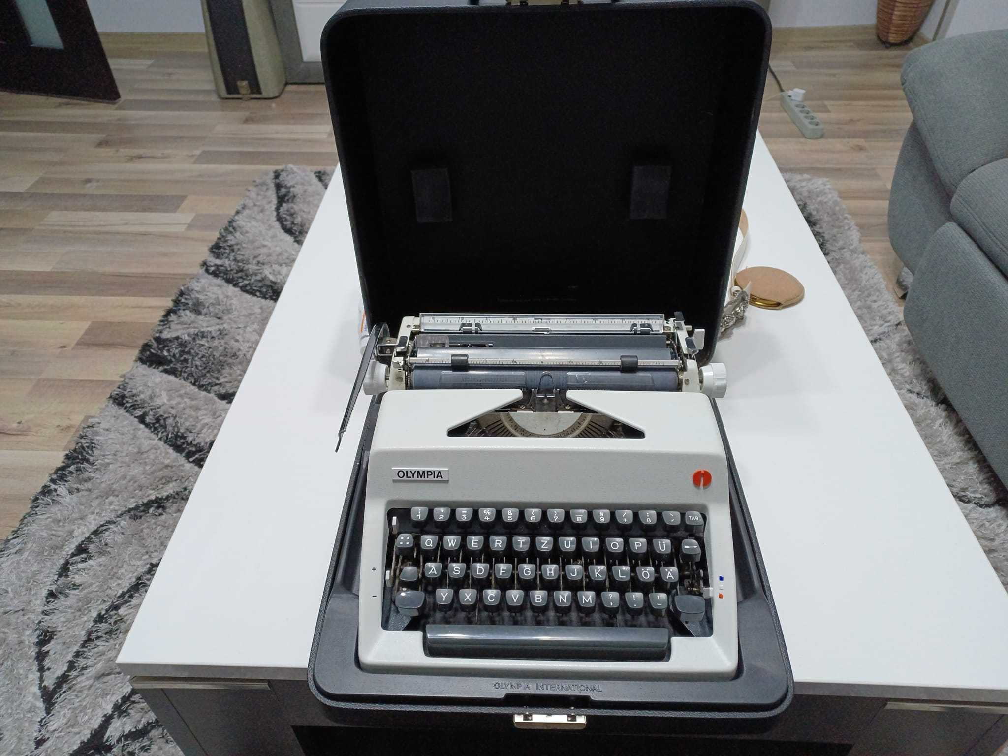 Masina de scris vintage Olympia