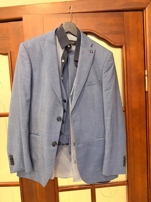 Костюмы мужские  продаи