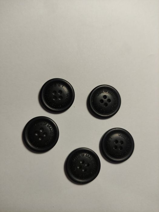 Vând Nasturi   Label of Grade Goods mărime 15 milimetri