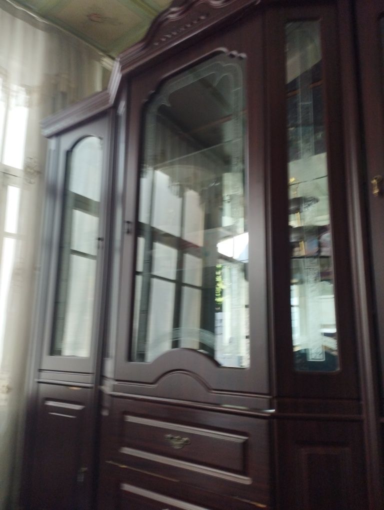 Продам недорого горку сервант