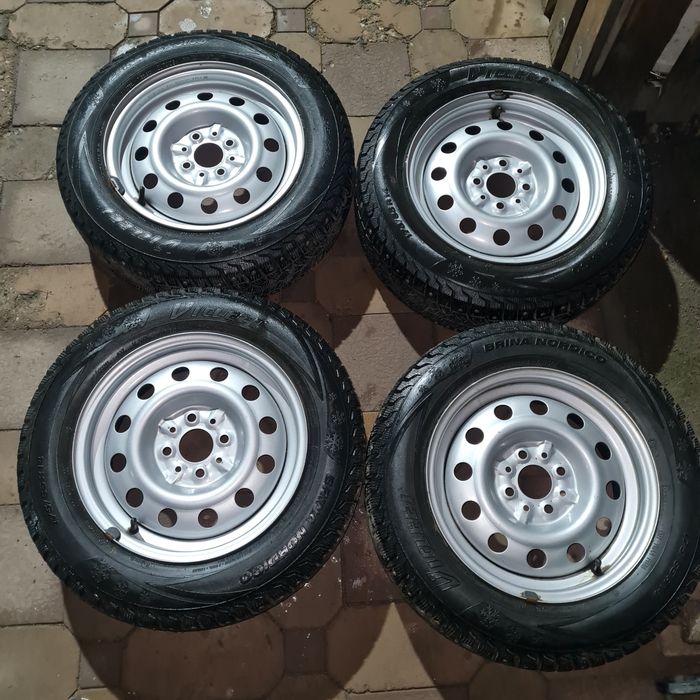 Комплект шины шипованные почти новые на 175/65/14