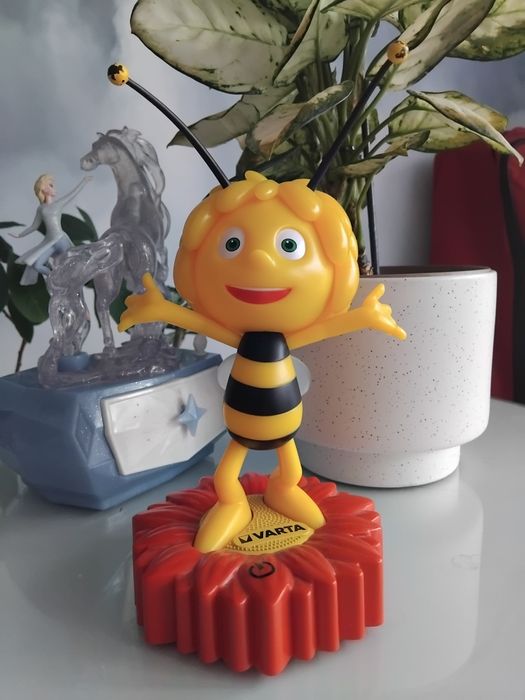Lampa de veghe, albinuta Maya