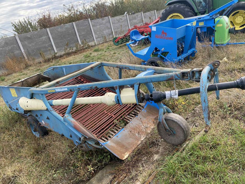 Linie complecta ceapa ,semanatoare,utilaj taiat frunze, masina de scos