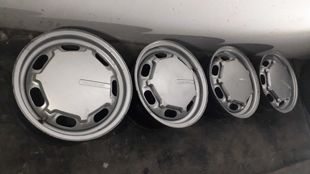 На Фольксваген железные диски  с колпаками