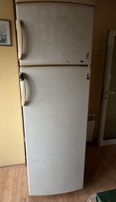 Стар хладилник с фризер Sang