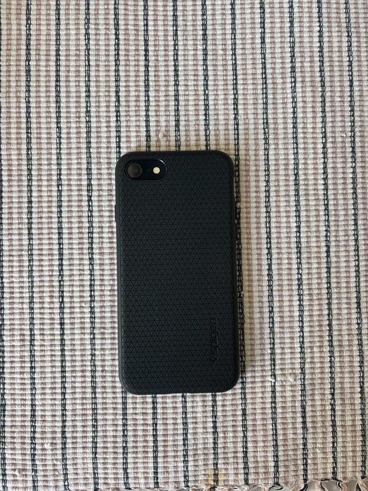 Продавам iPhone SE