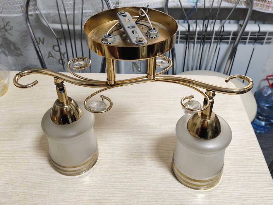 Продам люстру 2х рожковую