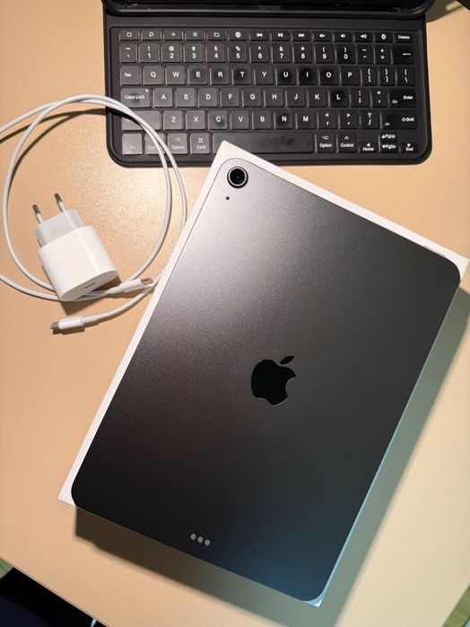 iPad Air (5th Generation) Wi-Fi 64GB Space Gray + husă + tastatura