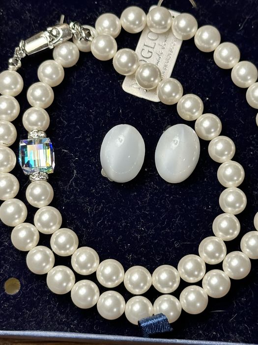 Колие перли класическо бели д елементи на Swarovski и бели перлени оби