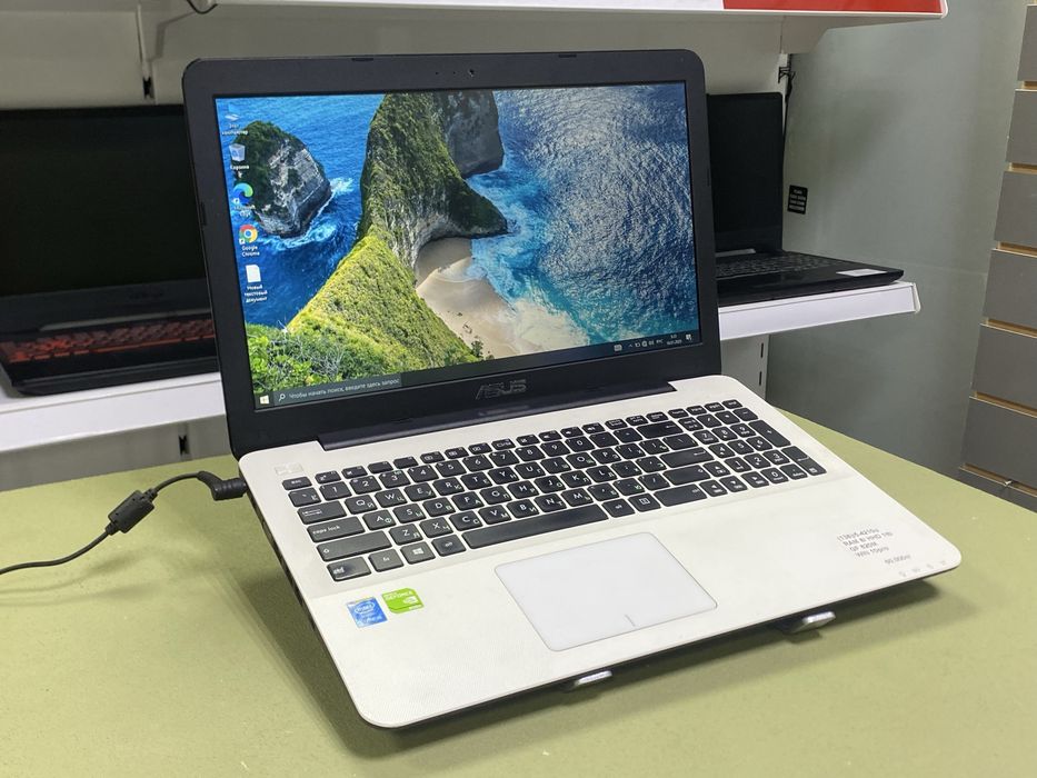 Ноутбук ASUS i5-4210U / 8GB / 1TB HDD / GF 820M работает от сети
