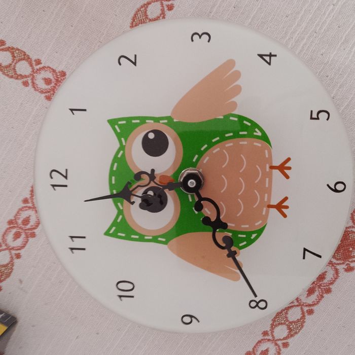 Ceas de perete din sticla cu bufniță