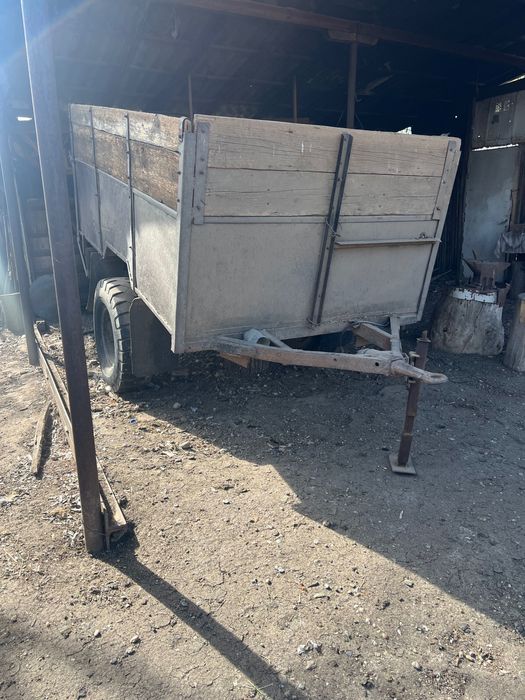 Vând remorca Aro/Tractor