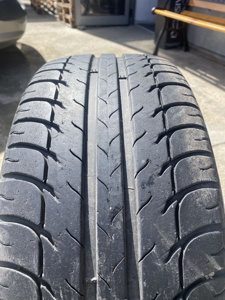 Автомобилни гуми  215/45 R17