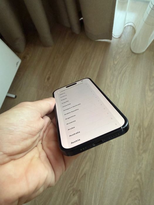 iPhone 15 - пукнато стъкло