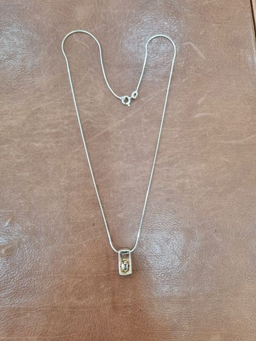 Продавам чисто нови сребърни колиета