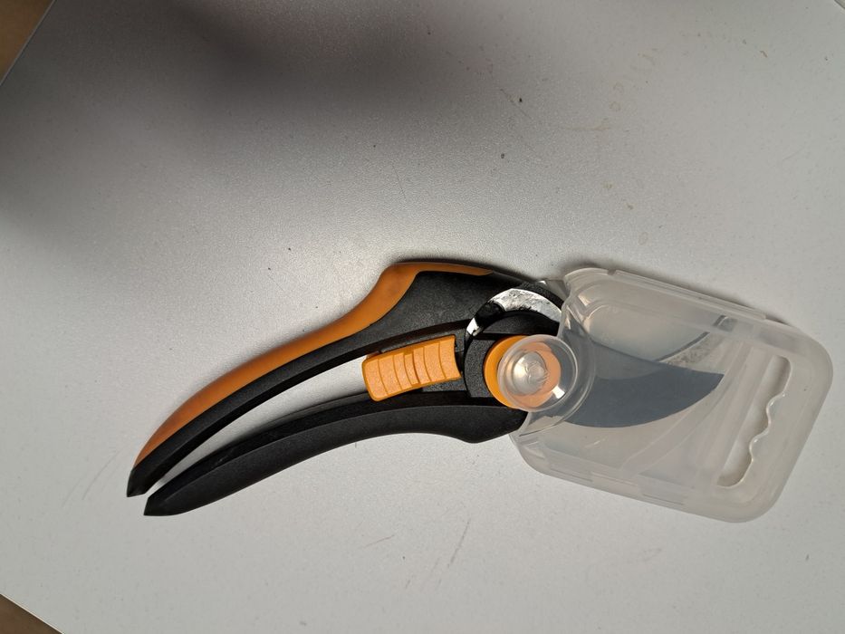 DONEZ Gratuit Fiskars P68 foarfeca