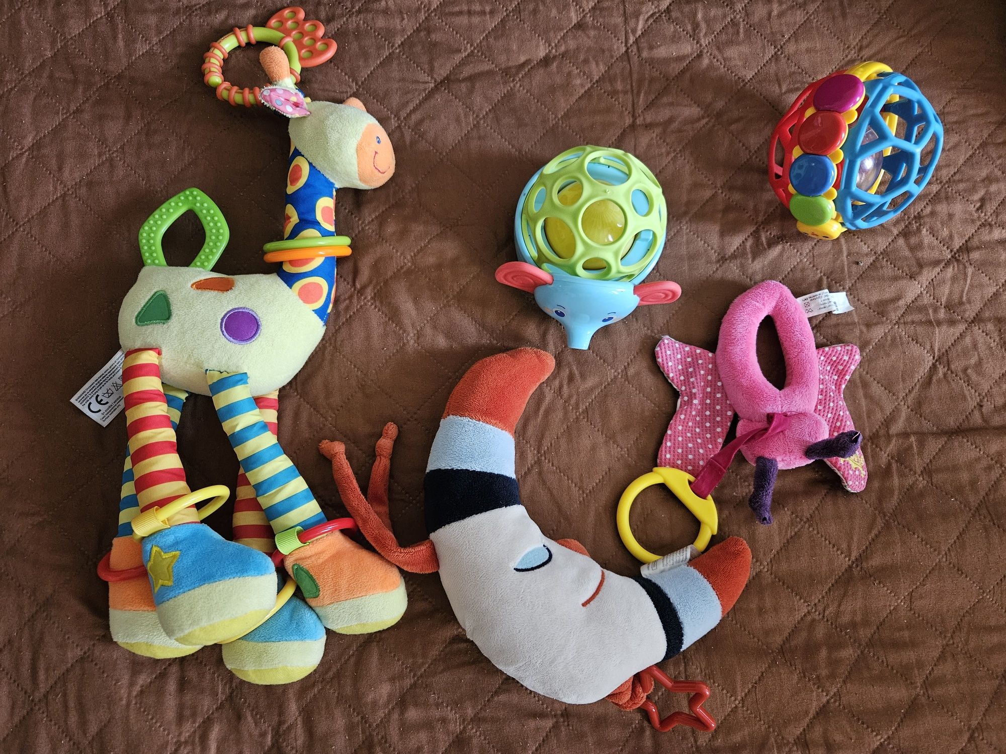 Лот  дрешки +одеало и играчки