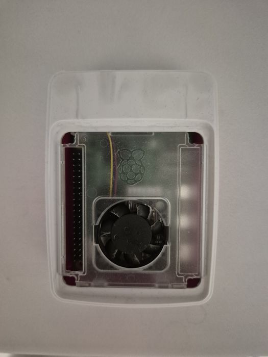 Raspberry Pi 5 4GB Starter Kit 64GB Carcasa cu sursa oficiala 27W