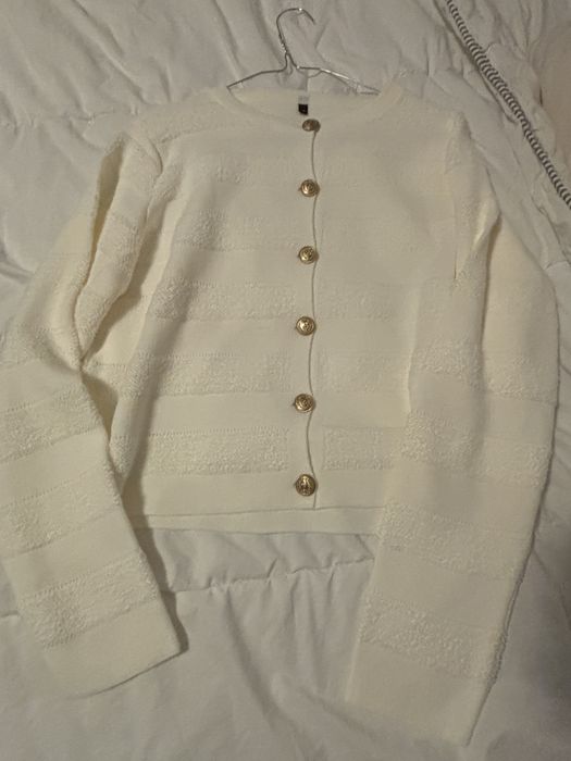 Plover alb cu nasturi metalici