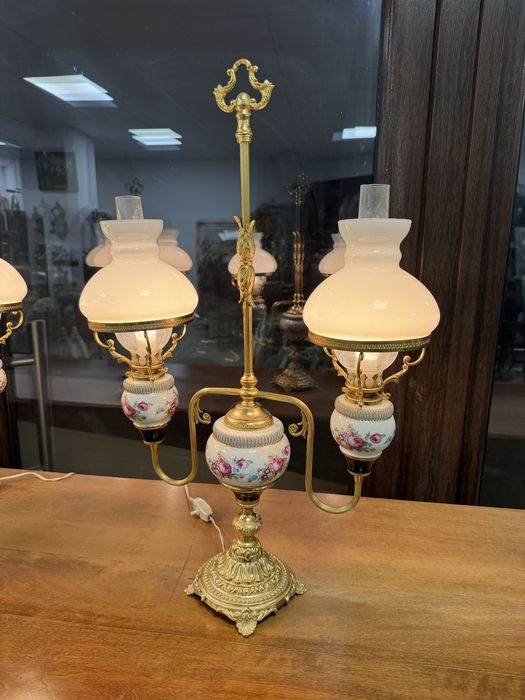 Doua lampi deosebite din bronz si portelan pictat cu abajur din sticla