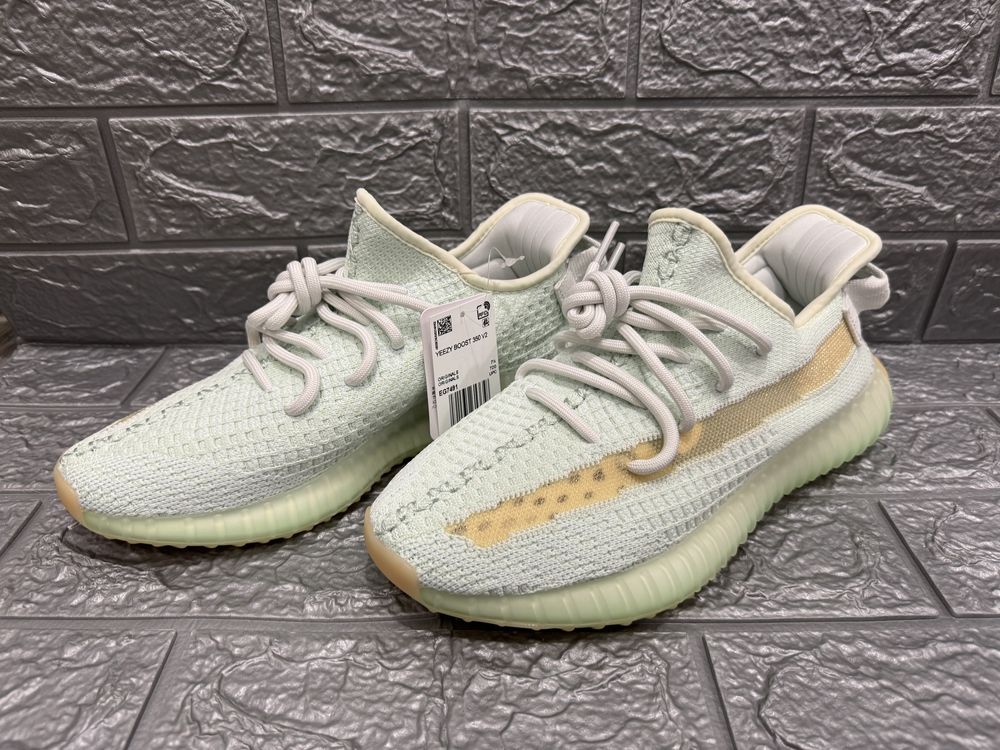 36-45 Yeezy 350 v2 Hyperspace