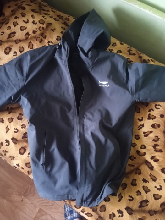 Продам ветровку мужскую