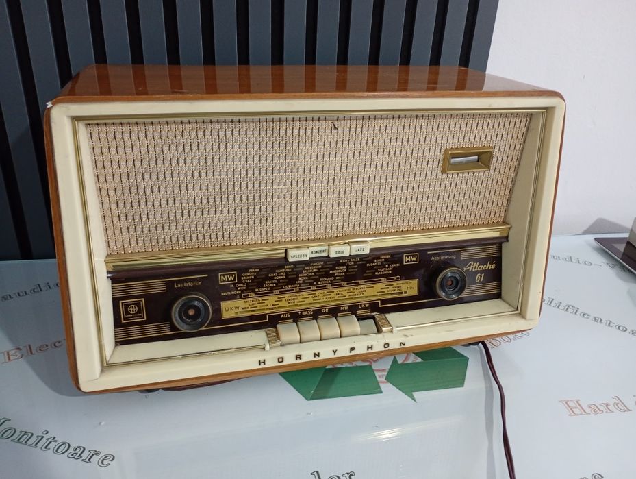 Radio cu lămpi vintage