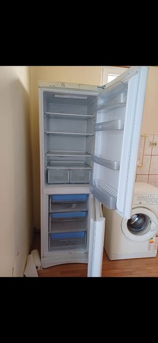 Vând frigider în stare bună și mașină de spălat tot în stare foarte bu