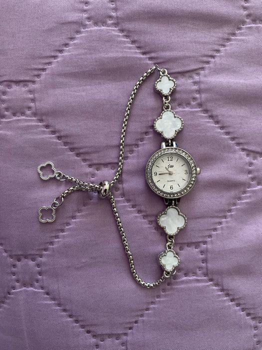 Сребриста гривна-часовник