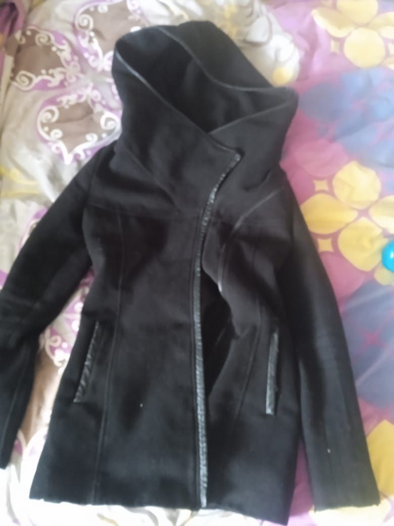 Пальто женское чёрное и светло серое