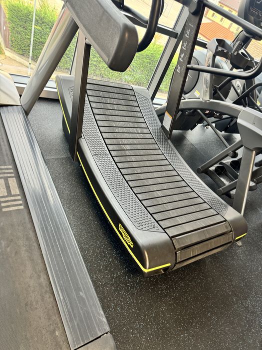 Banda alergat curbata Technogym Skillmill Connect