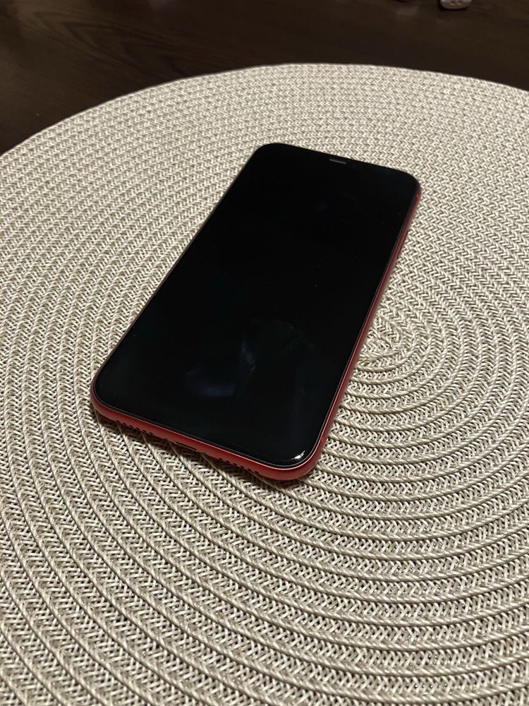 Продавам запазен Iphone 11