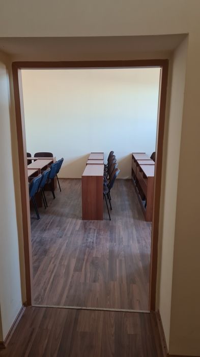 Birouri la etaj si productie la parter