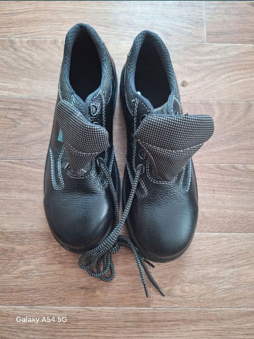 Продам ботинки летние