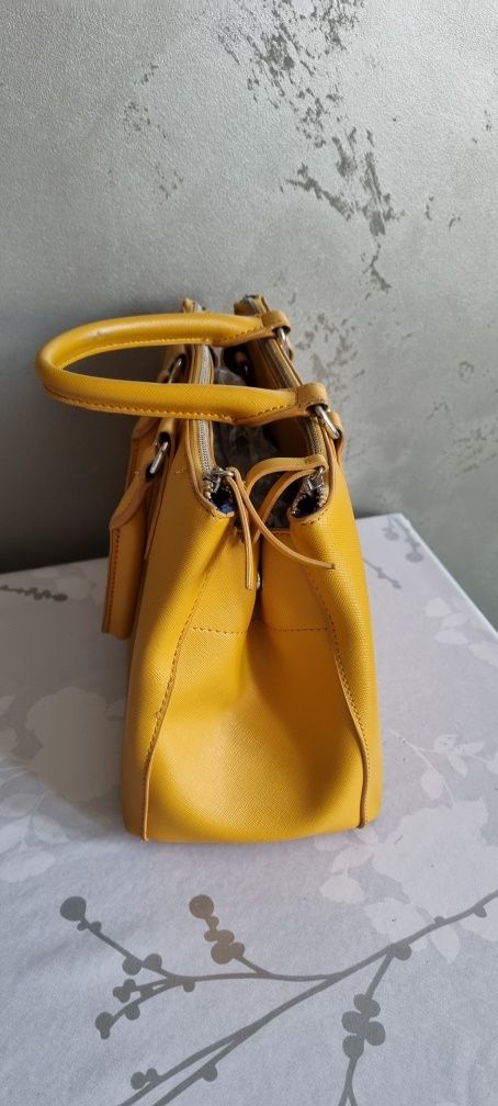 Жълта дамска чанта