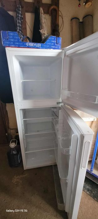 Продавам малък хладилник Candy с горна камера