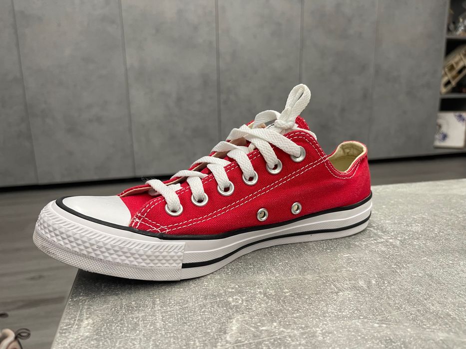 Vând  teniși purtați o singură dată