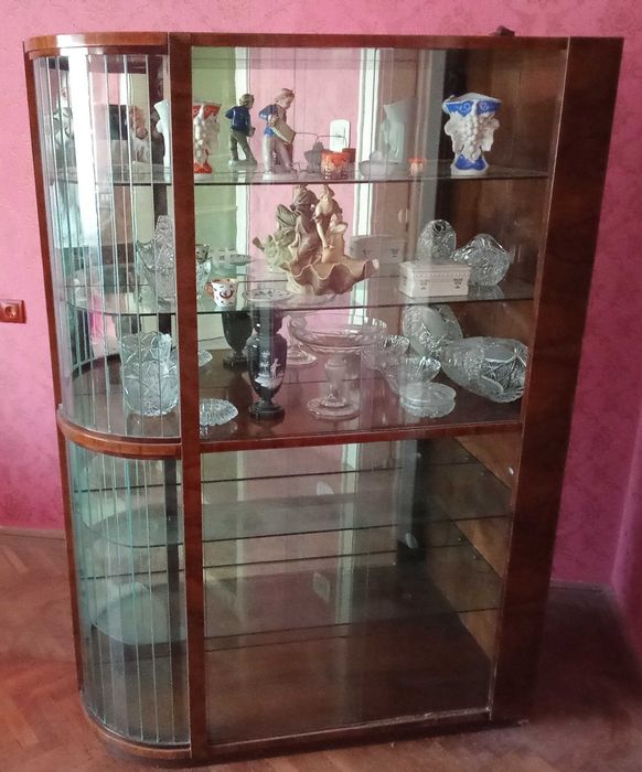 Vitrina veche cu multe piese frumoase la Satu Mare