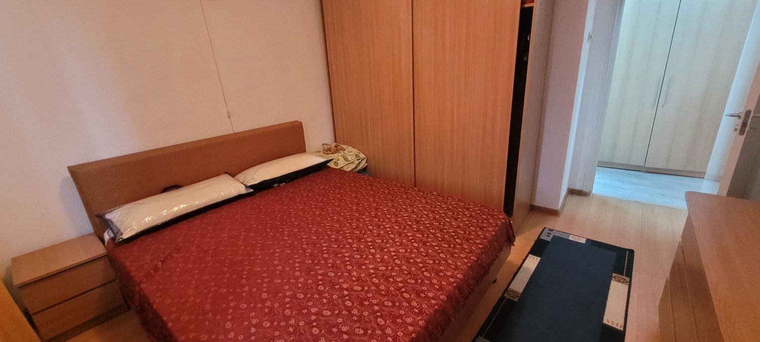 Apartament 3 camere Onesti, zona de jos, 2 bai .