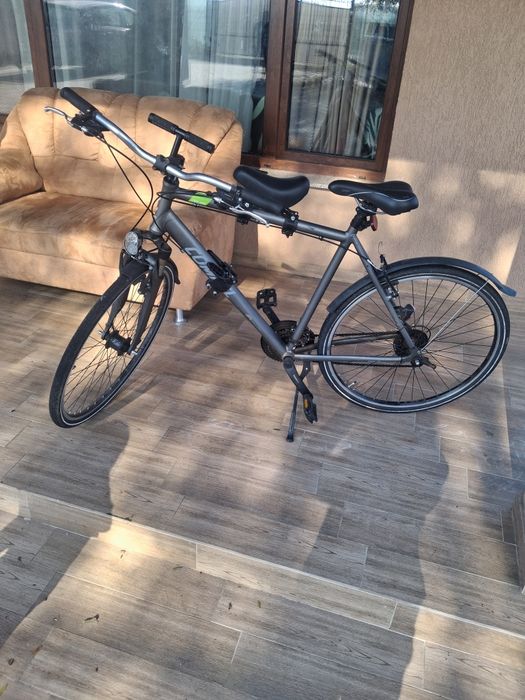 Canapea catifea si bicicleta