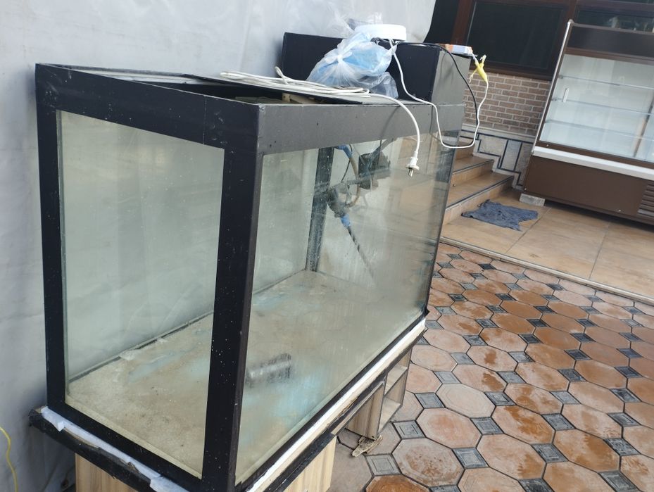 Akvarium hamma jihozlari bor havo almashtiradigan filtr va chiroq