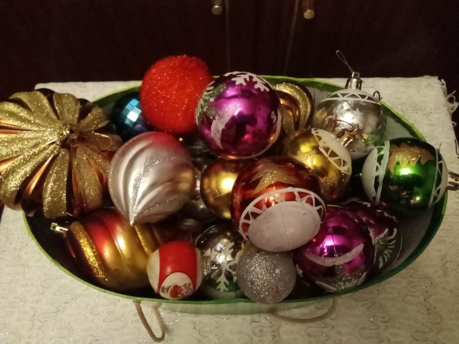 Новогодние игрушки на ёлку.