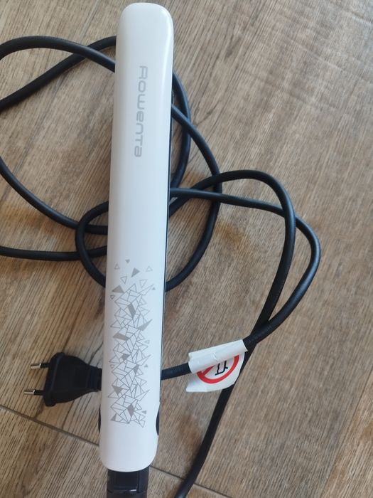 Продавам употребявана преса за коса Rowenta – отлична за леко до средн