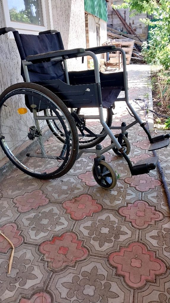 Продам инвалидную коляску