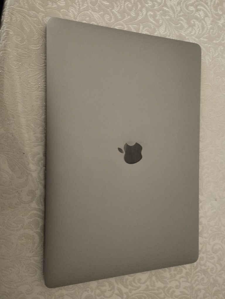 MacBook Pro 2018 16/256