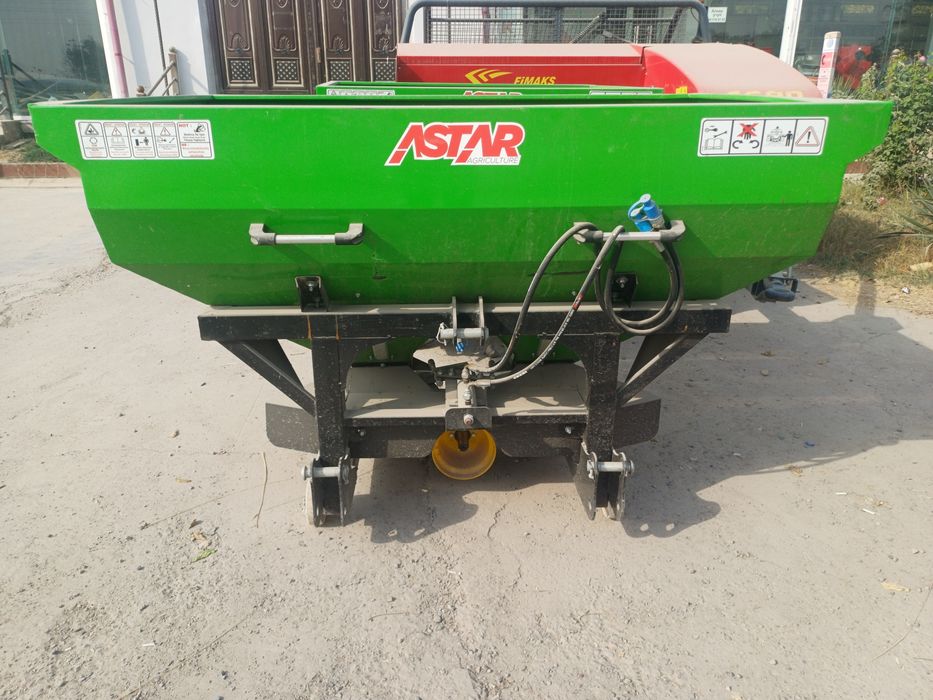 Прицепной разбрасыватель минеральных удобрений 1000 л. 2 диск nru нру