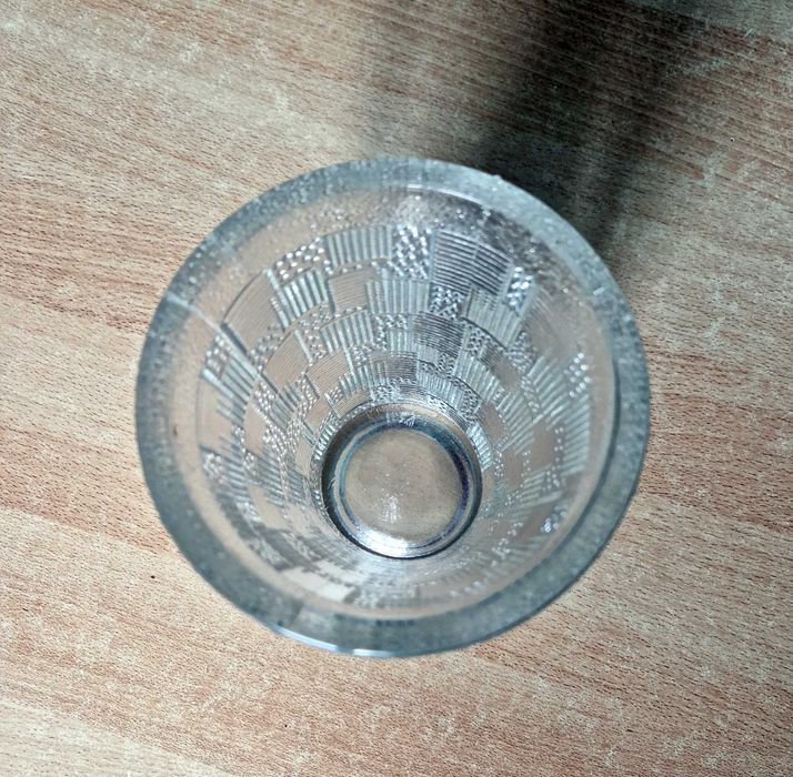 Vaza din sticla cu decoratiuni geometrice