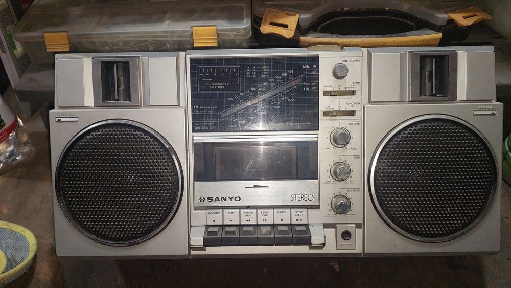 Продам ретро магнитофон SANYO